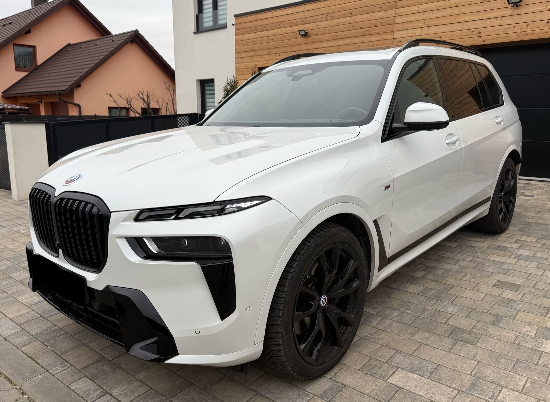 BMW X7 40d xDrive Msport | facelift | skladem | české ojeté auto | první majitel | velké naftové SUV | bílá metalíza | černá kůže | maximální výbava | prodloužená záruka | předplacený servis | super cena | nákup online | AUTOiBUY.com